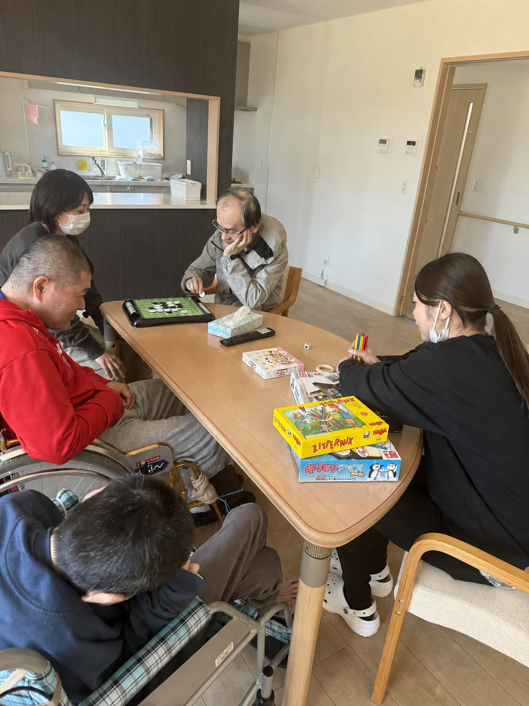 アナログゲームを囲む様子