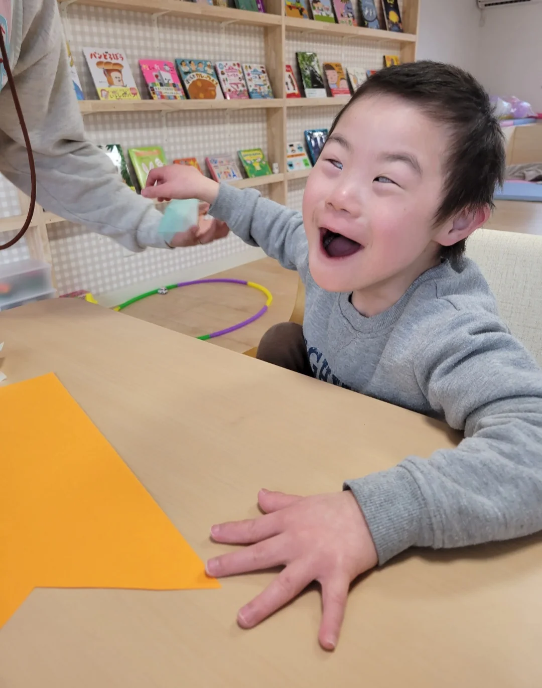 利用者に寄り添うスタッフの笑顔