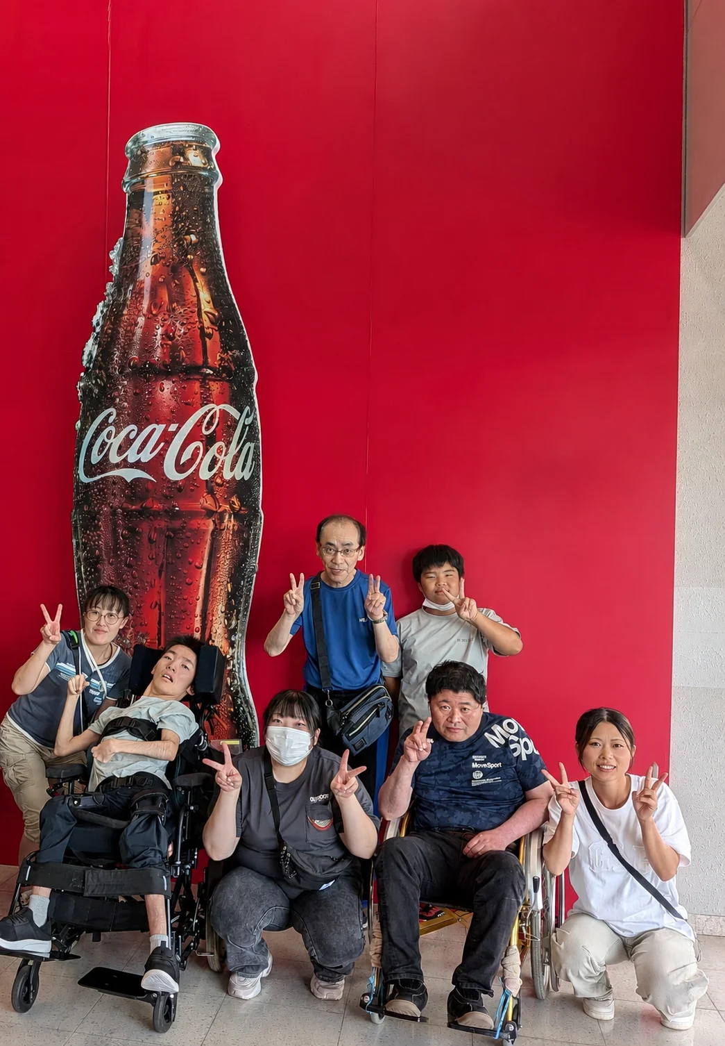 外出を楽しむ利用者とスタッフの集合写真