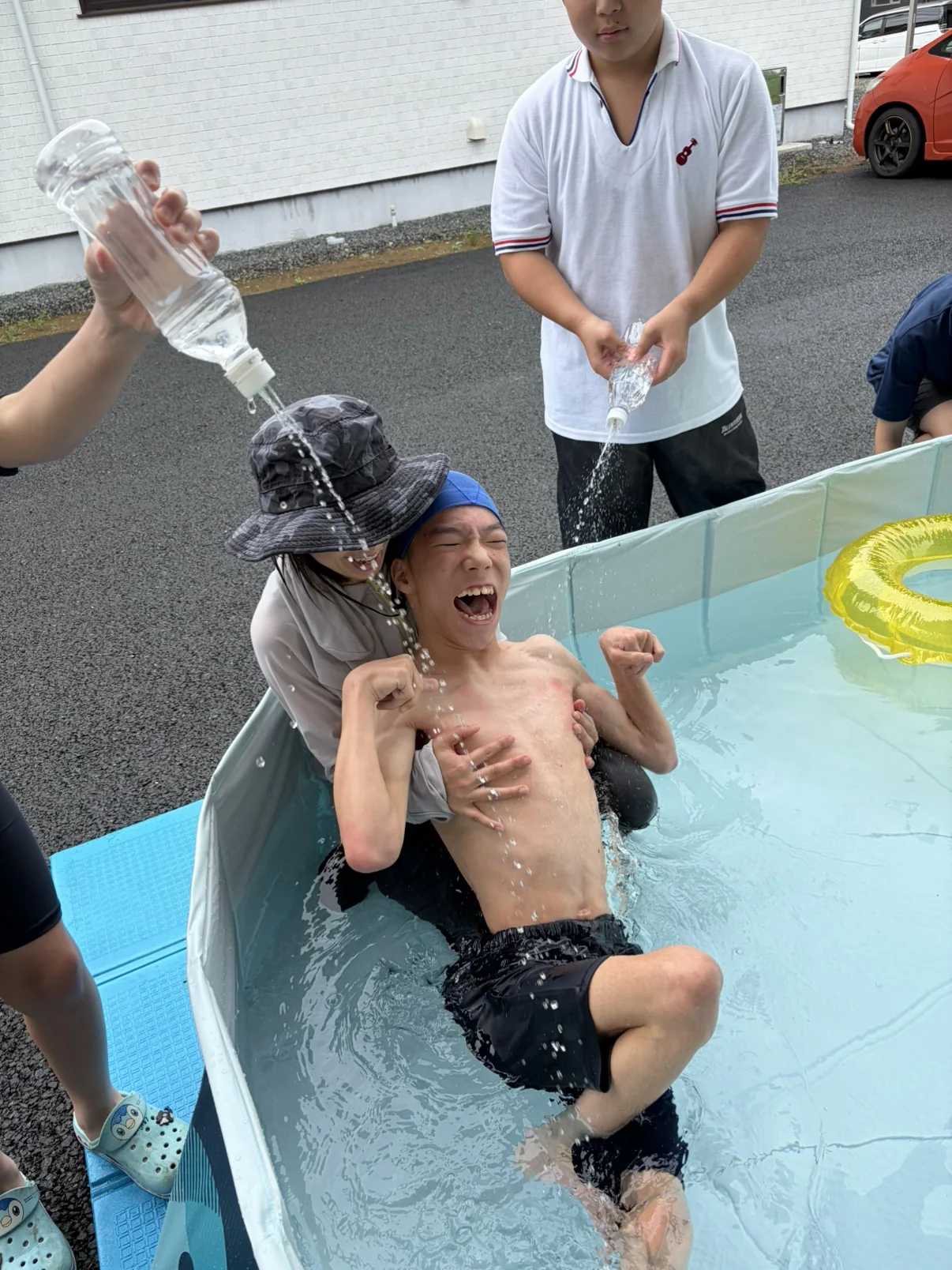 夏の水遊びを楽しむ様子