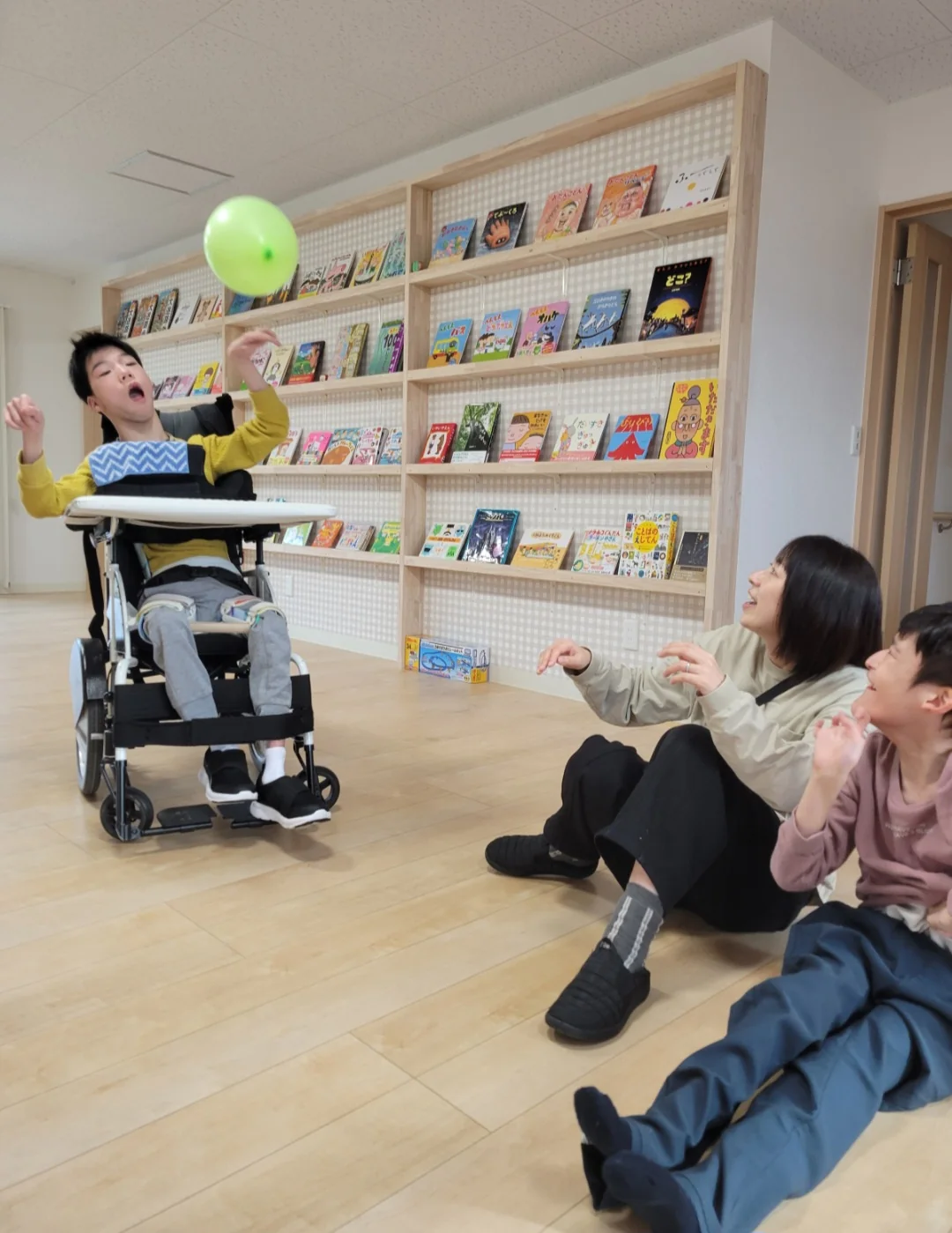 スタッフと利用者が笑顔で過ごす様子