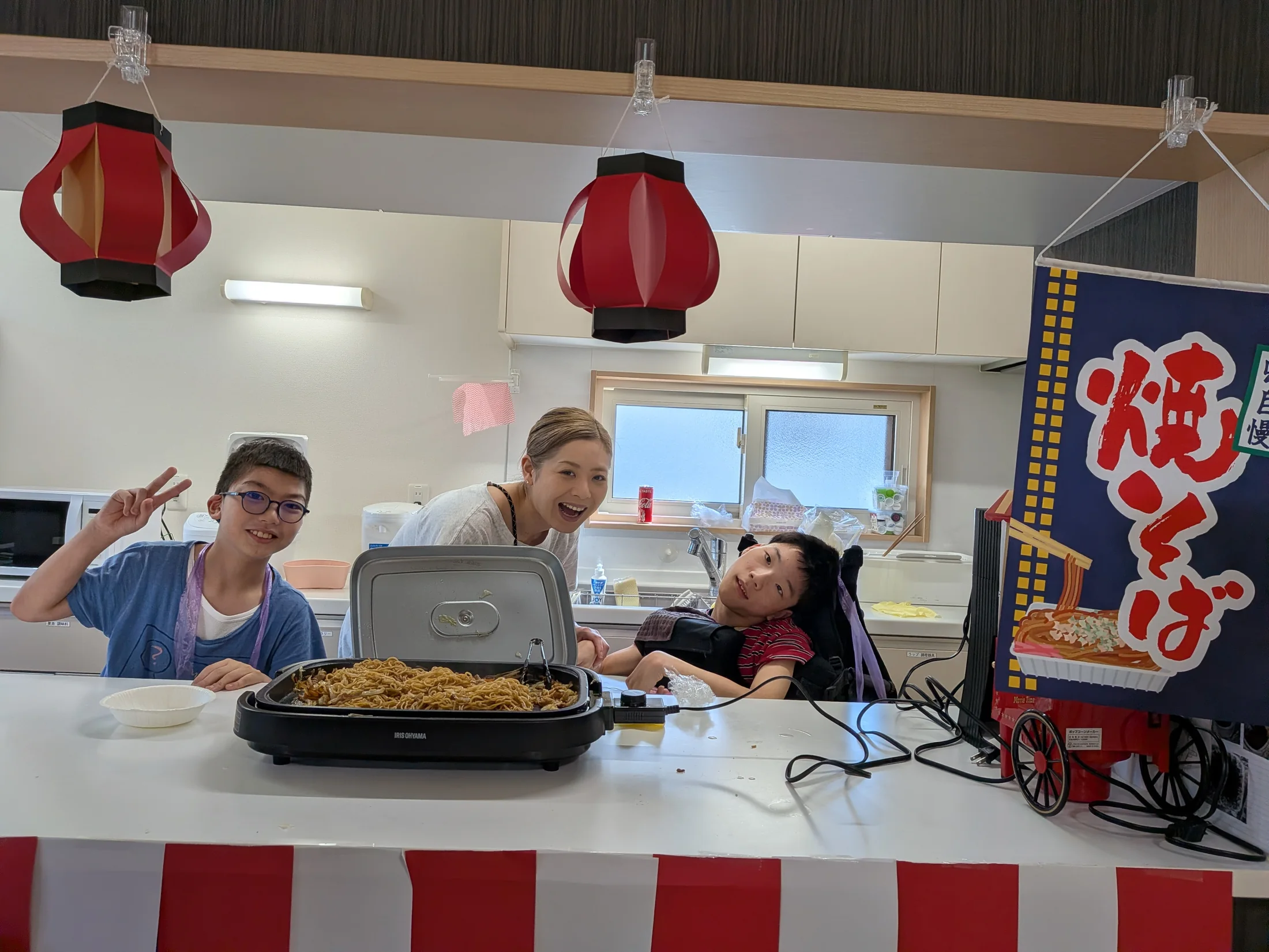 室内で夏祭りを楽しむ利用者とスタッフ