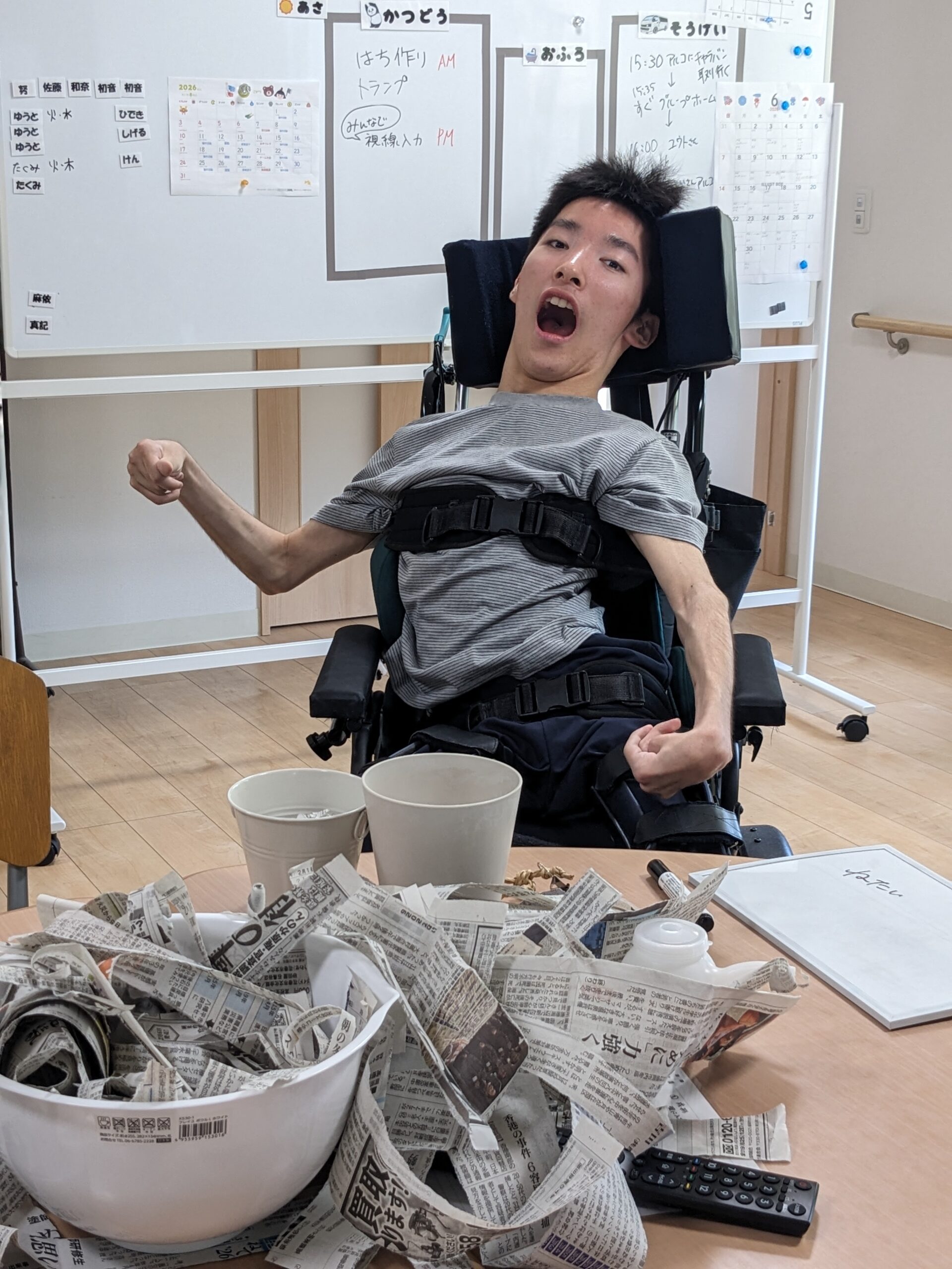 新聞紙を手で細かくちぎる工程