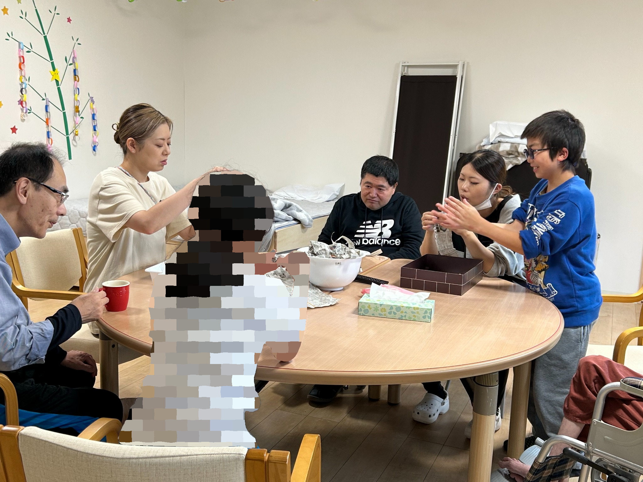 ちぎった新聞紙を集めている様子