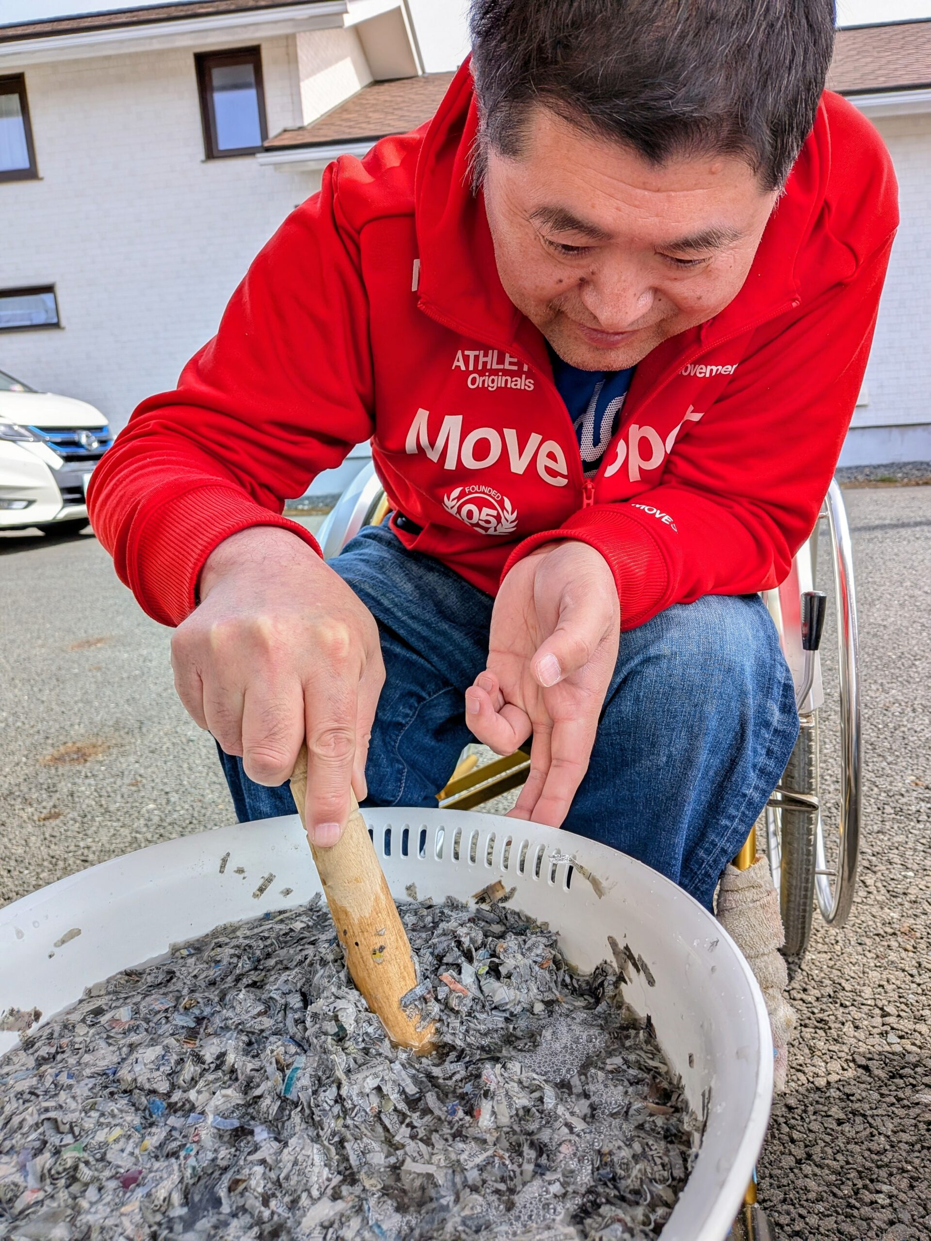 新聞紙を水に浸して溶かす工程