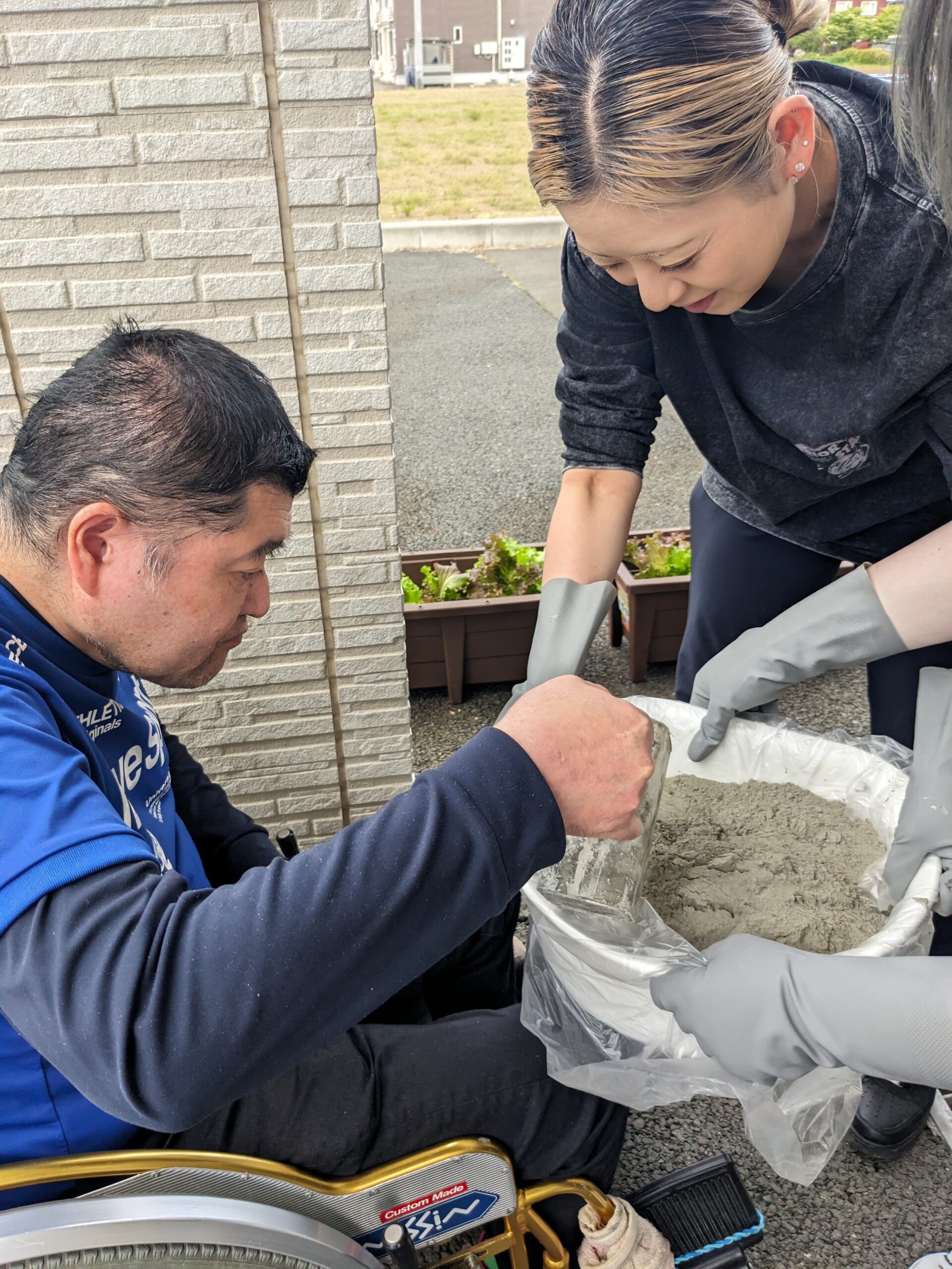 魔法の鉢の材料を準備する様子