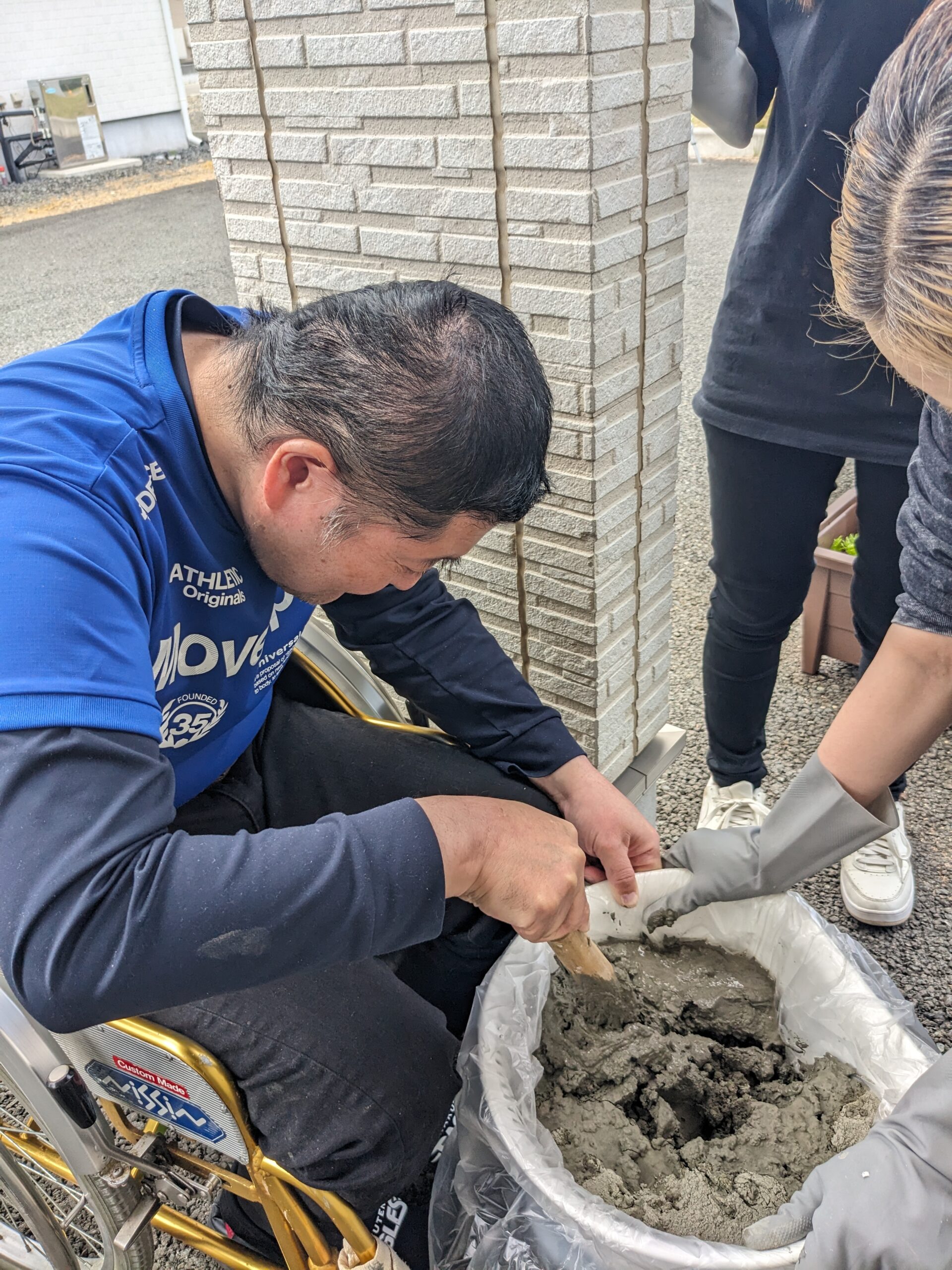 新聞紙の繊維とセメントを混ぜる工程
