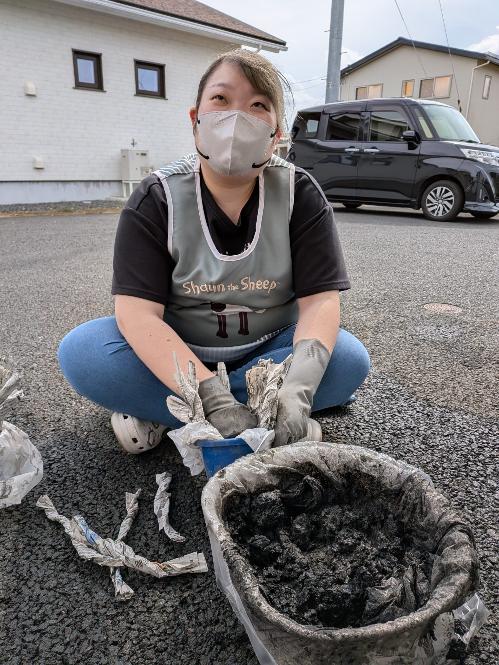 材料を手で押さえて鉢を成形する様子