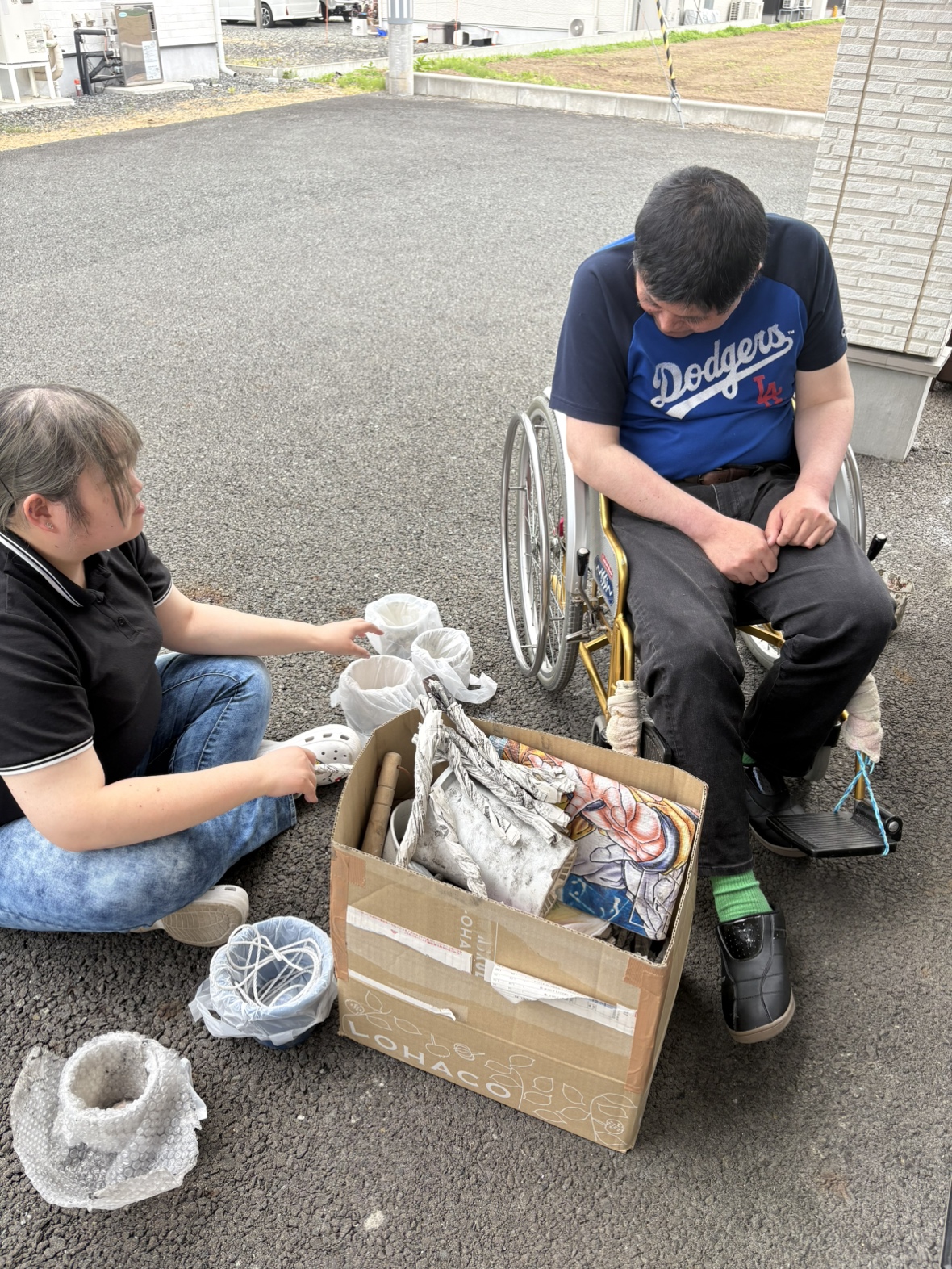 魔法の鉢の形やデザインを考える様子