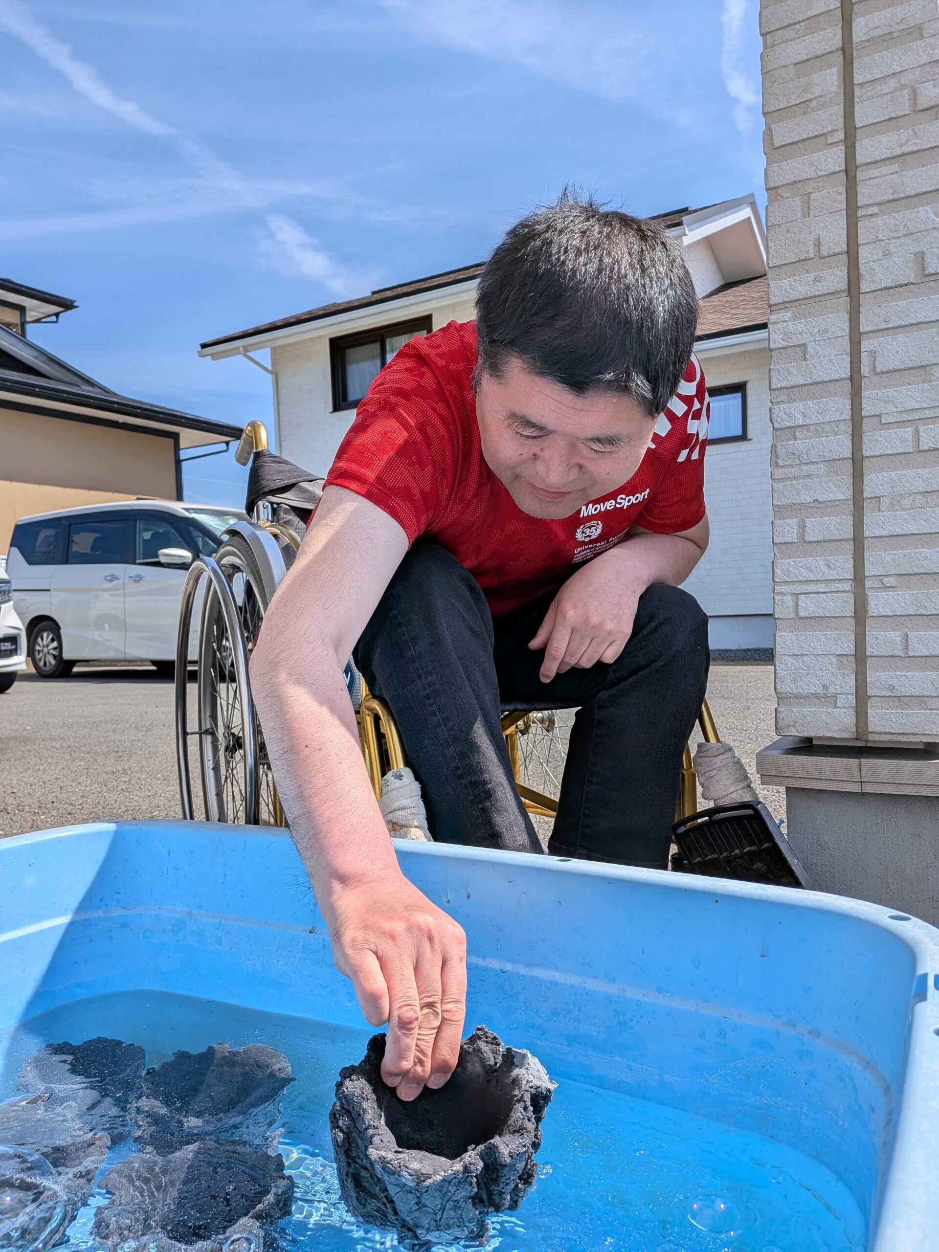 魔法の鉢を水から引き上げる様子