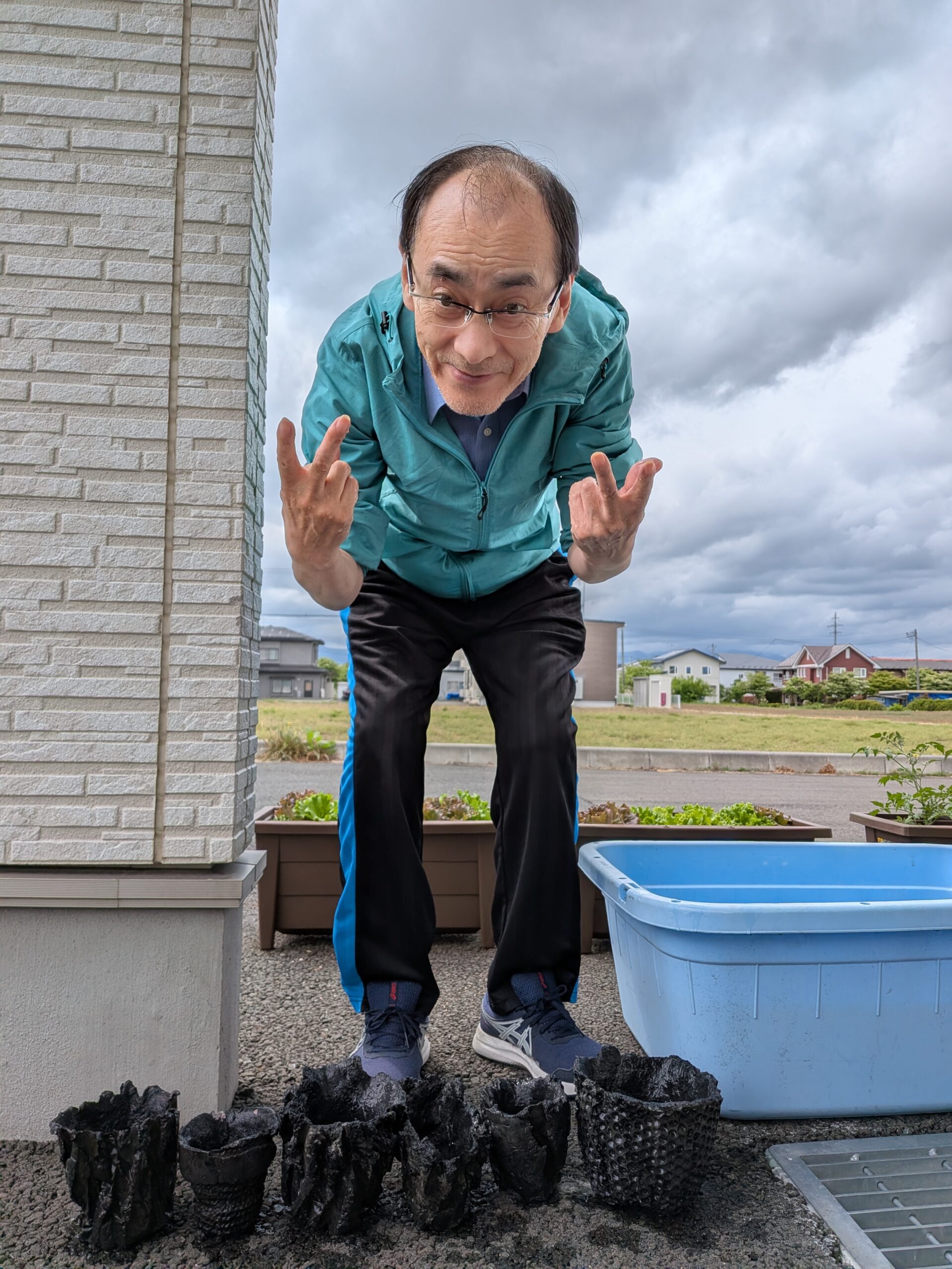 完成前の鉢にひと手間を加える工程