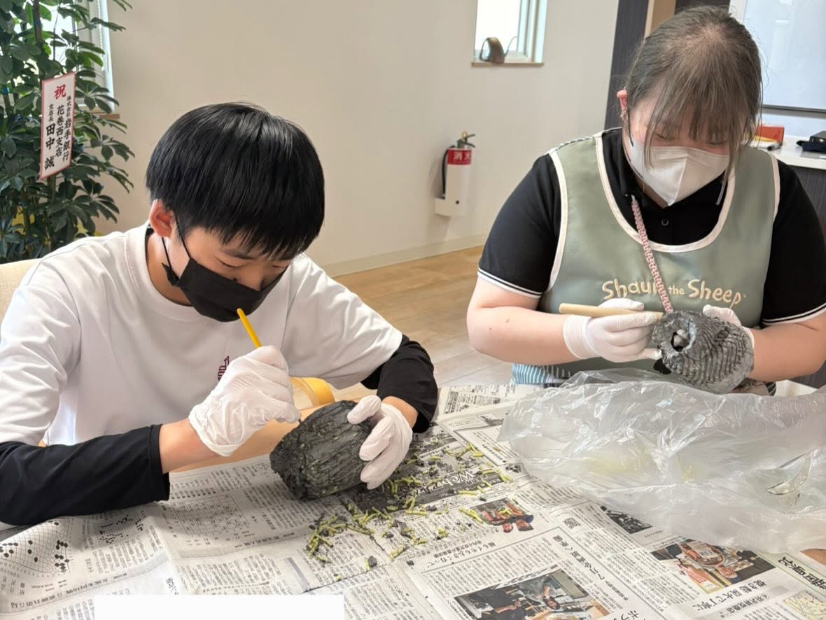 乾いた鉢の表面を仕上げる工程