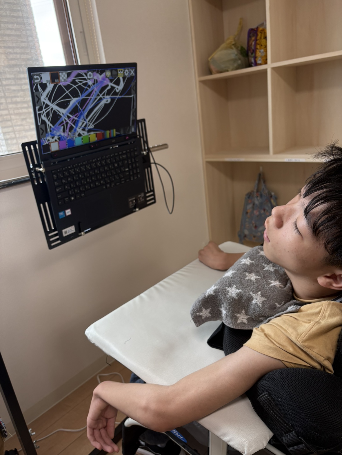 画面を見つめて色を選ぶ制作風景