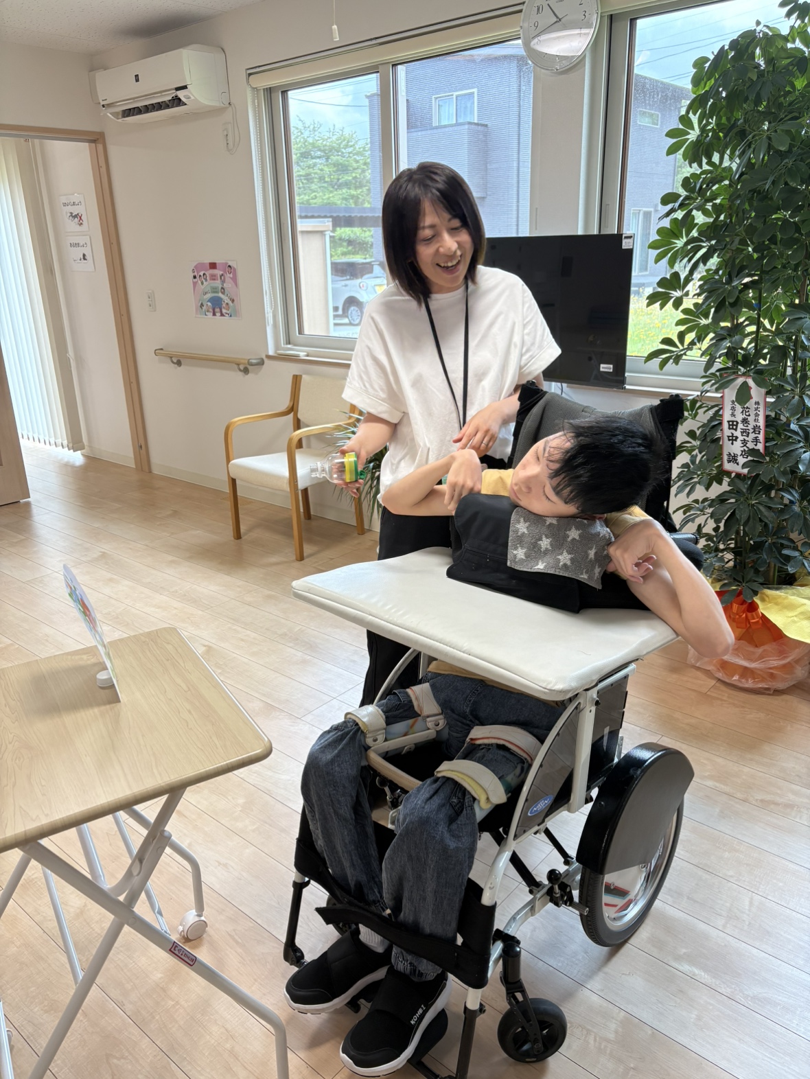 支援者が制作環境を整える様子