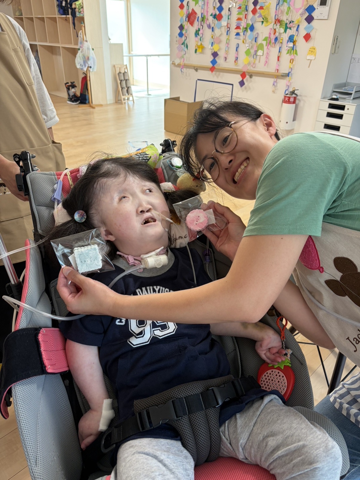 利用者さんと笑顔で写る小原麻依さん