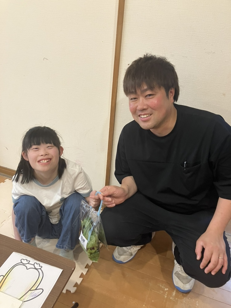 利用者さんと笑顔で活動する砂壁進策さん