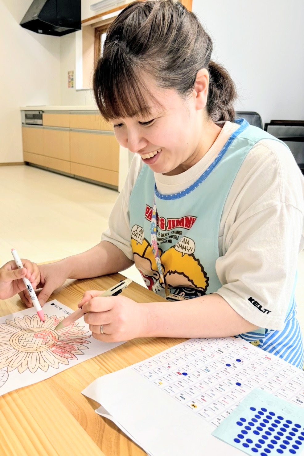 制作活動に取り組む佐々木法子さん
