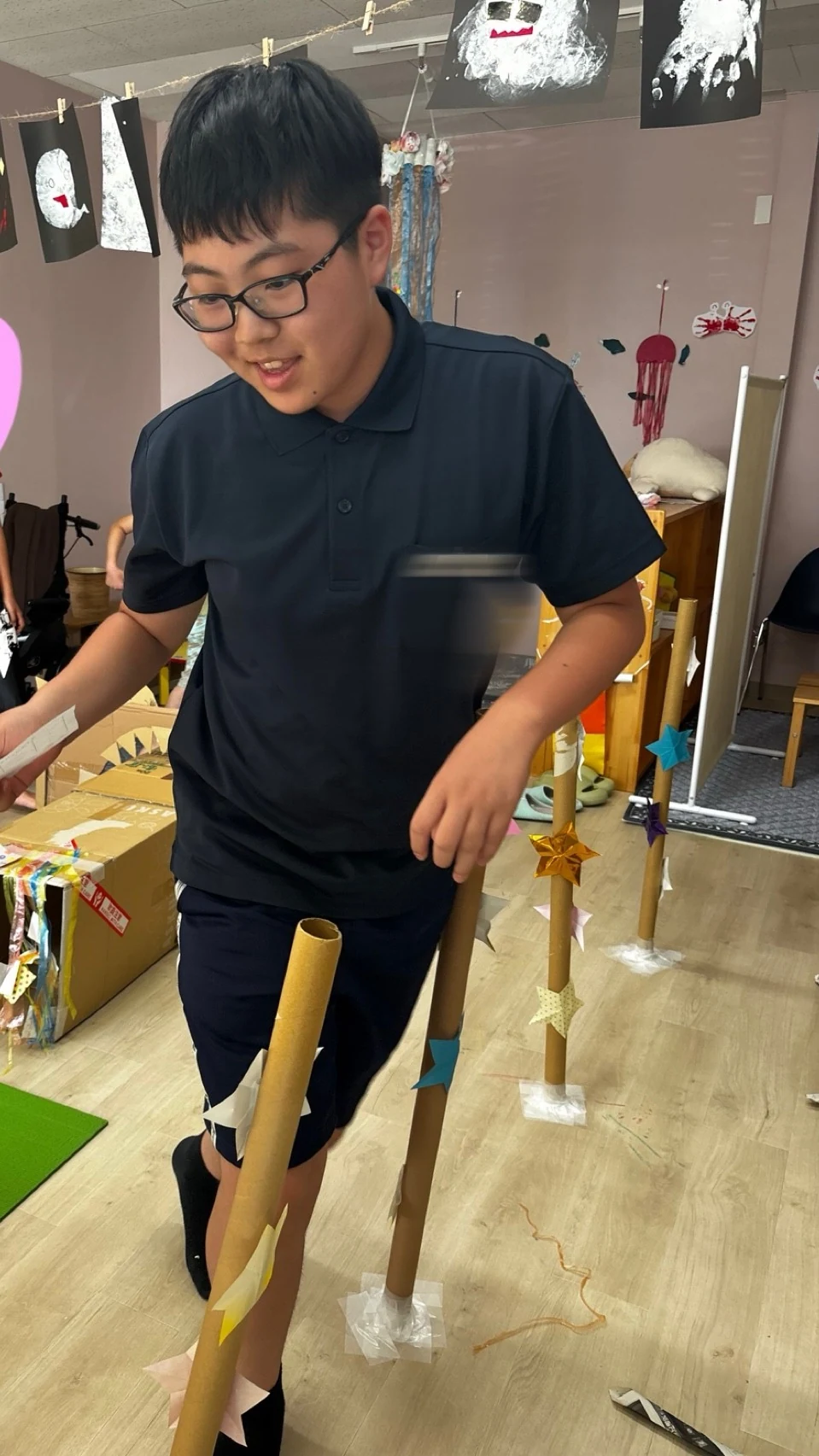棒をまたぐサーキットに取り組む子ども