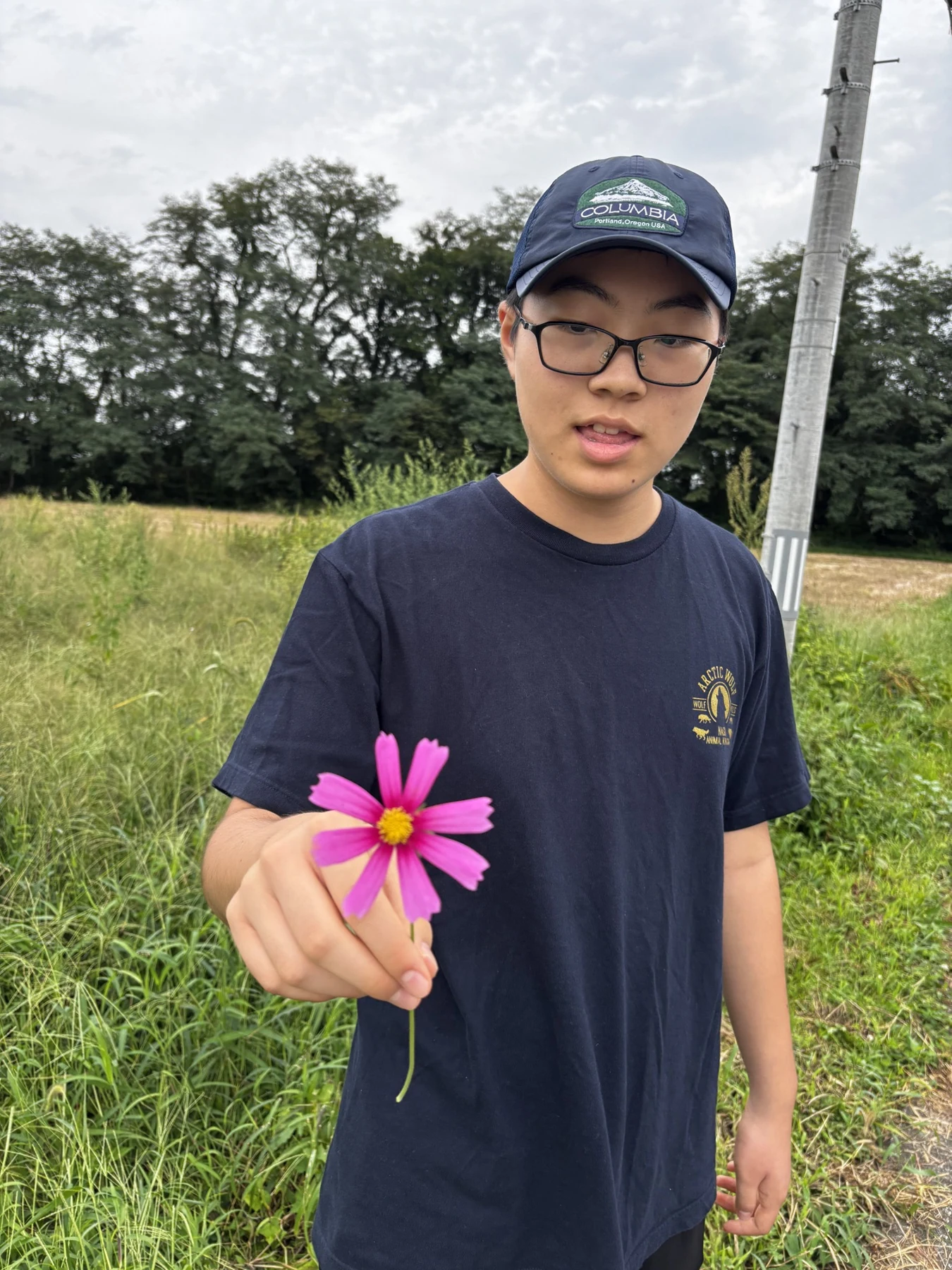 散歩中に花を手にする子ども