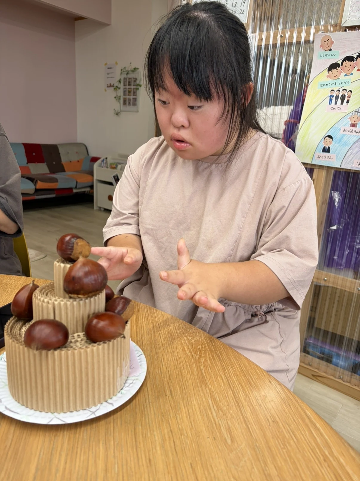 木の実を並べてケーキをつくる手元