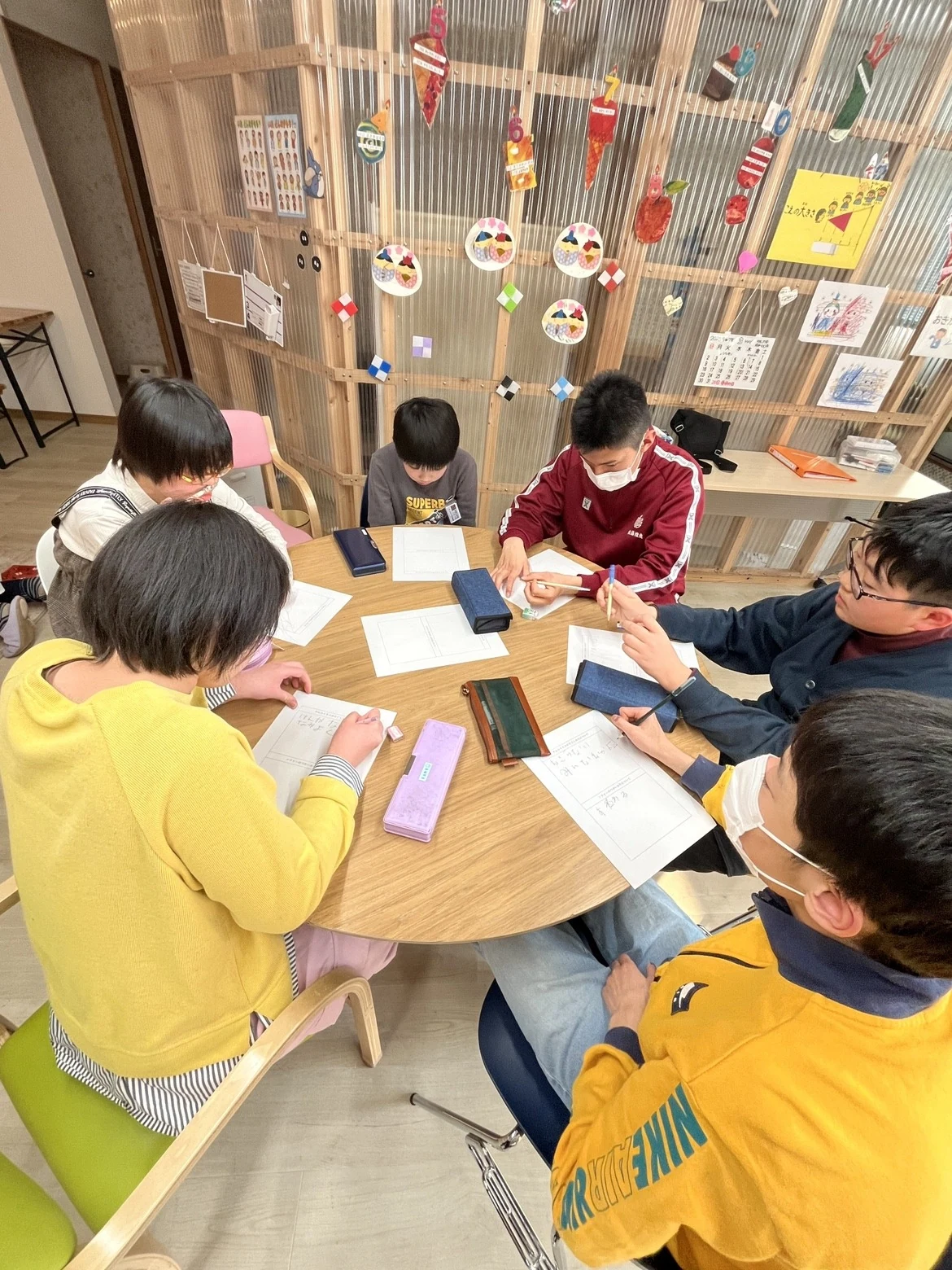 テーブルを囲んで話すアルコイリス会議の様子