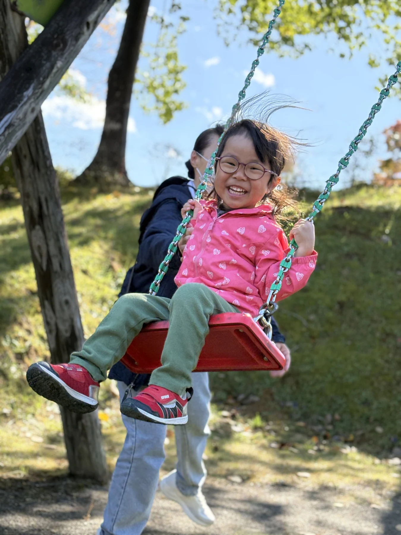 公園のブランコを楽しむ子ども